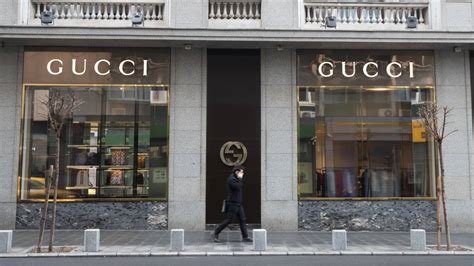 Gucci opens store in Ross Park Mall .